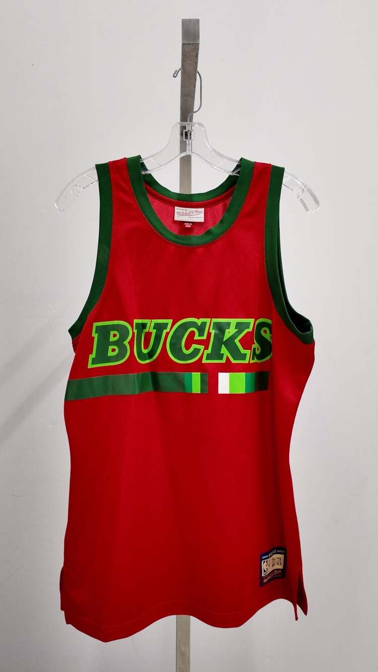 Milwaukee Bucks Mitchell & Ness Hardwood Classics NBA Jersey – Red (Medium)